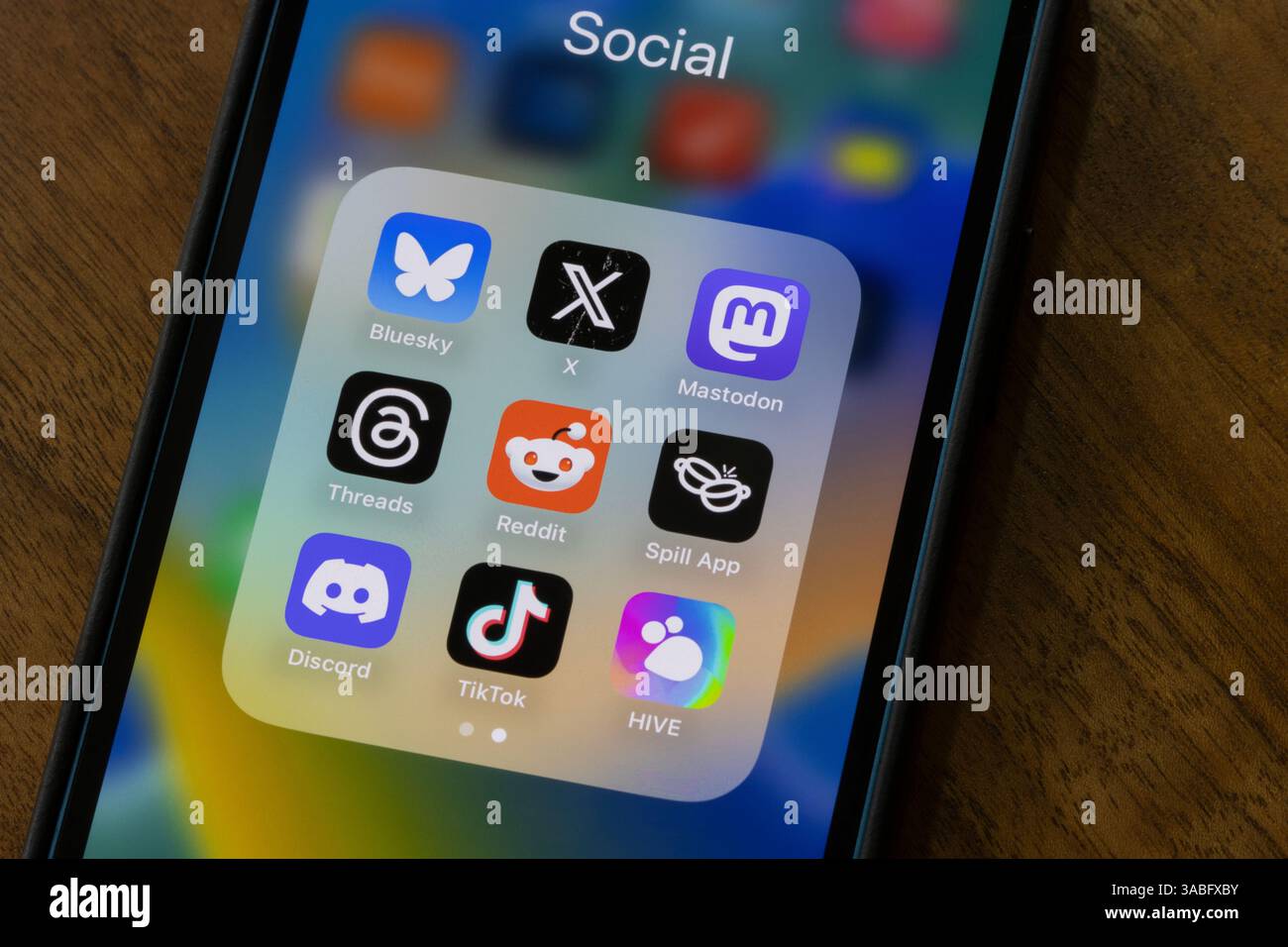 App di social networking assortite, tra cui Bluesky, X, Mastodon, thread, Reddit, Spill, Discord, TikTok e HIVE sono visualizzati sullo schermo di un iPhone. Foto Stock
