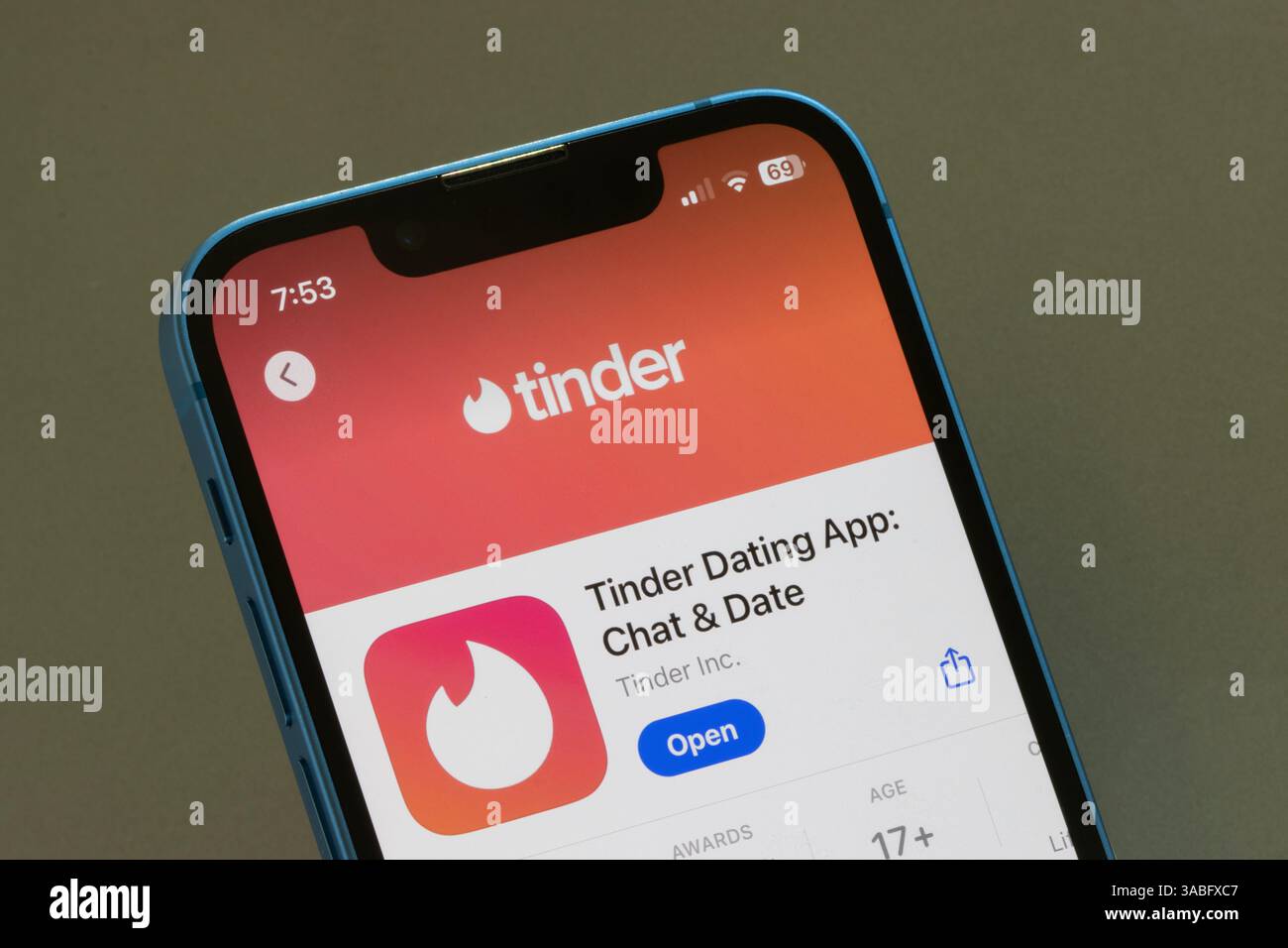 L'app Tinder viene visualizzata nell'App Store sullo schermo di un iPhone. Tinder è un'applicazione di incontri online e di geosocial networking lanciata nel 2012. Foto Stock
