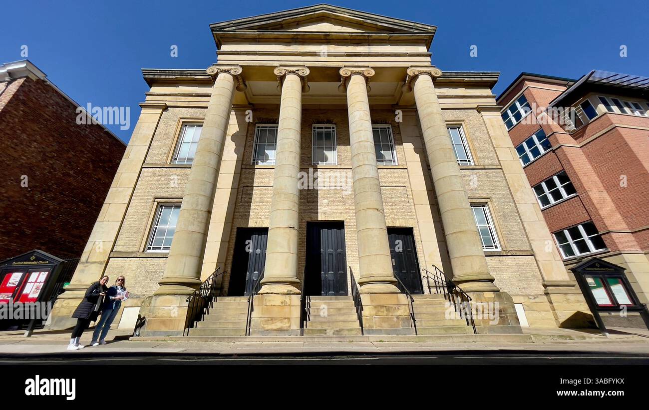 Situata a York, nel Regno Unito, la Chiesa metodista centrale vanta architettura neoclassica, grandi colonne e una presenza serena nel paesaggio urbano Foto Stock