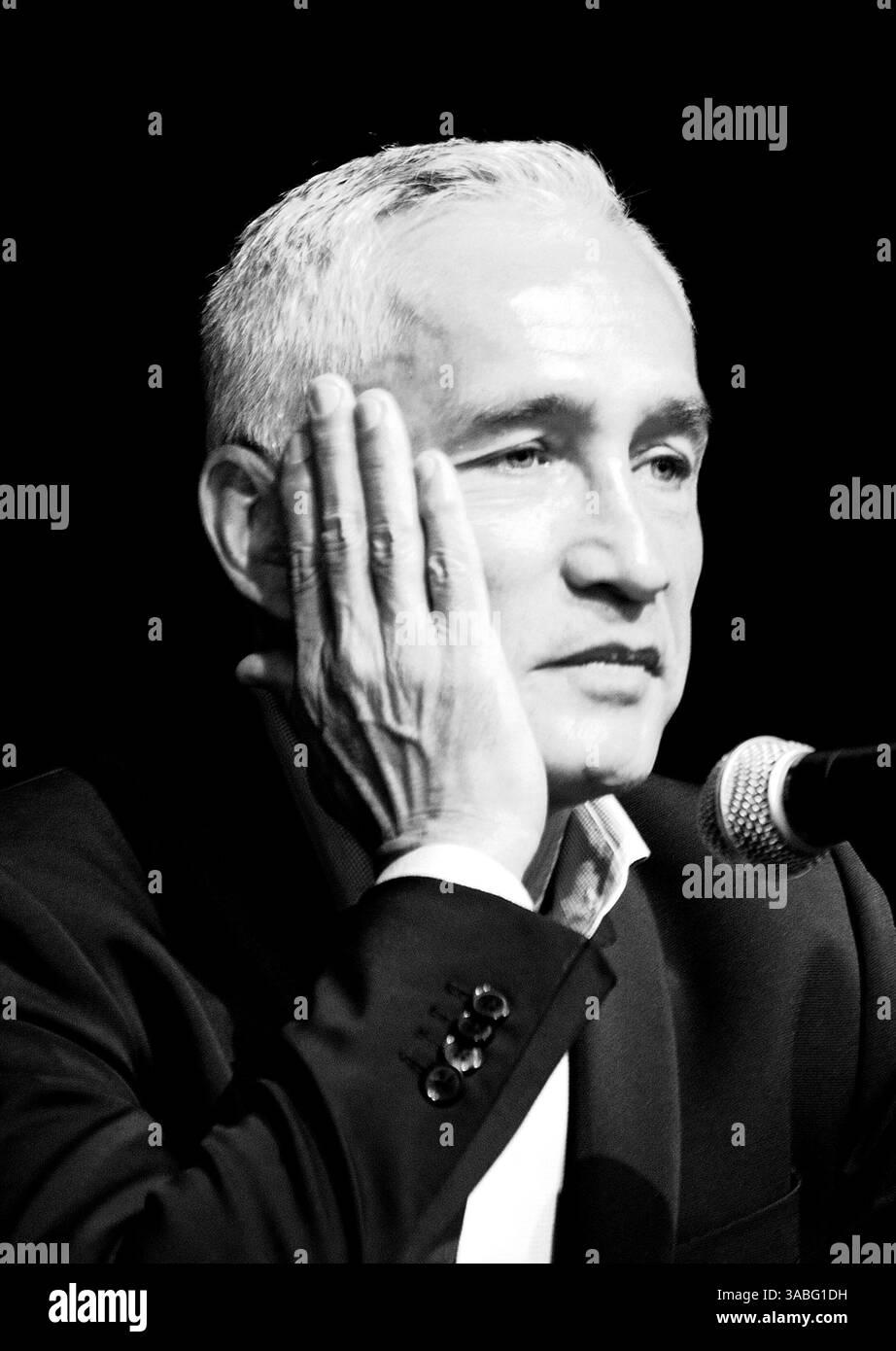 21 aprile 2018 - Los Angeles, California, U. S - Jorge Ramos, presentatore di notizie di Univision parla al 23° Los Angeles Times Festival of Books tenutosi sabato 21 aprile 2018 presso il campus USC di Los Angeles, California. (Immagine di credito: © Prensa Internacional via cavo ZUMA) Foto Stock
