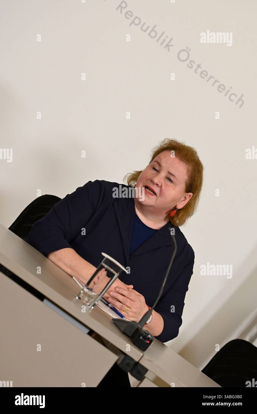 Vienna, Austria. 2 aprile 2025. Foyer stampa dopo il Consiglio dei ministri con il Ministero federale degli affari sociali, della salute, dell'assistenza e della tutela dei consumatori, Korinna Schumann (SPÖ) Foto Stock