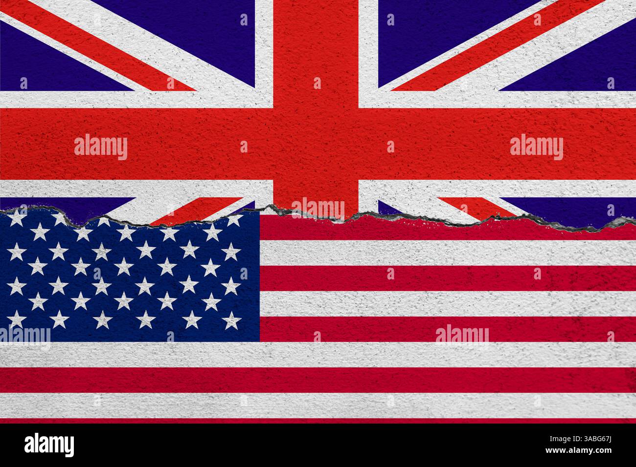 Bandiere di Stati Uniti e Inghilterra su sfondo di cemento incrinato, guerra commerciale tra Stati Uniti e Inghilterra, relazioni commerciali tra Stati Uniti e Inghilterra, simboli di guerra commerciale, barriere tariffarie b Foto Stock