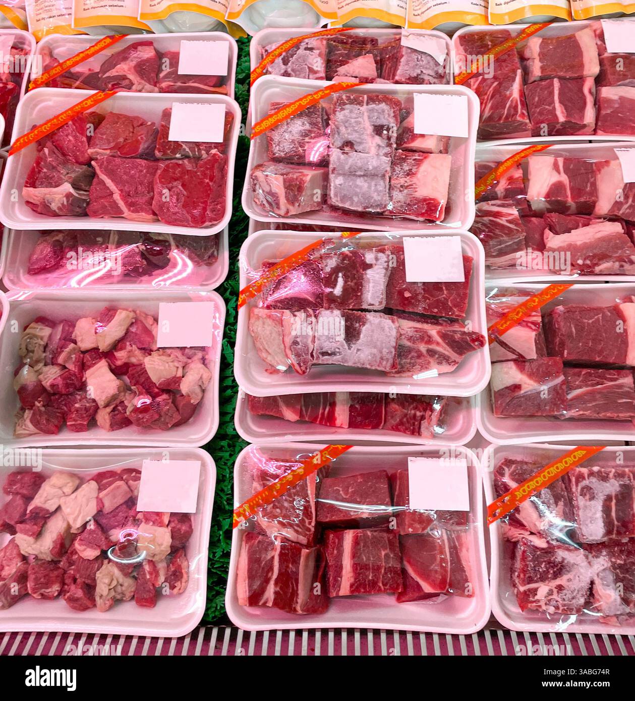 Mucchio di carne rossa fresca imballata ed esposta al supermercato Foto Stock