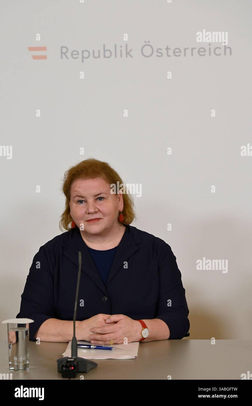 Vienna, Austria. 2 aprile 2025. Foyer stampa dopo il Consiglio dei ministri con il Ministero federale degli affari sociali, della salute, dell'assistenza e della tutela dei consumatori, Korinna Schumann (SPÖ) Foto Stock