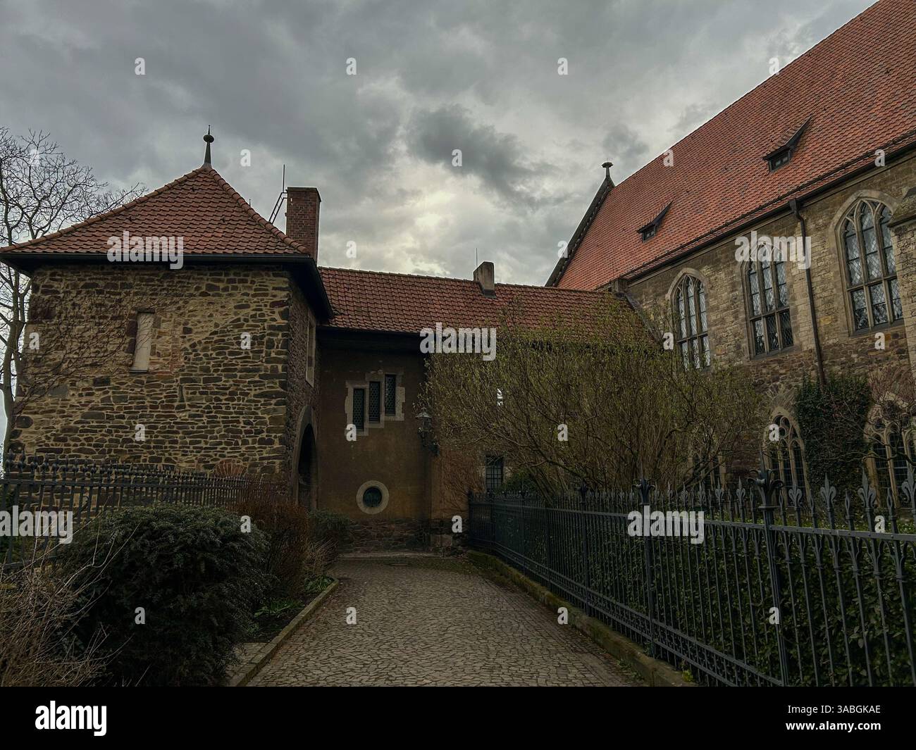 Edifici medievali sotto cielo nuvoloso scuro - Immagine stock catturata con smartphone