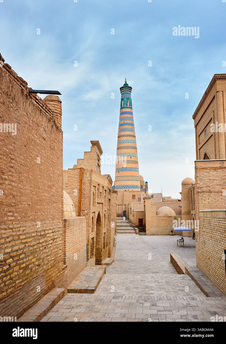 Facciata con tradizionale ornamento uzbekistan di vecchia madrasa sulla strada di Khiva, Uzbekistan, Asia centrale Foto Stock