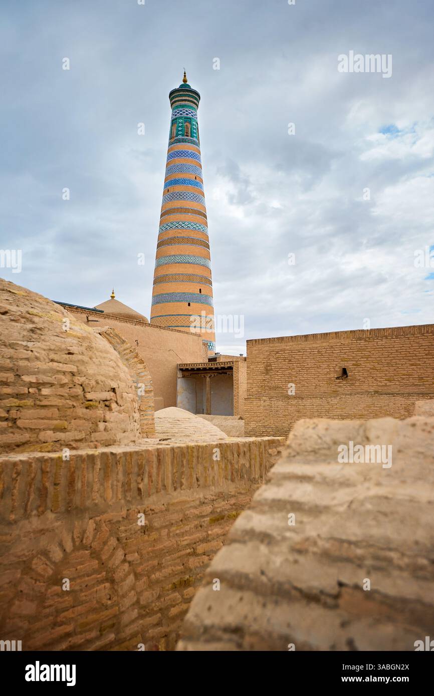 Facciata con tradizionale ornamento uzbekistan di vecchia madrasa sulla strada di Khiva, Uzbekistan, Asia centrale Foto Stock