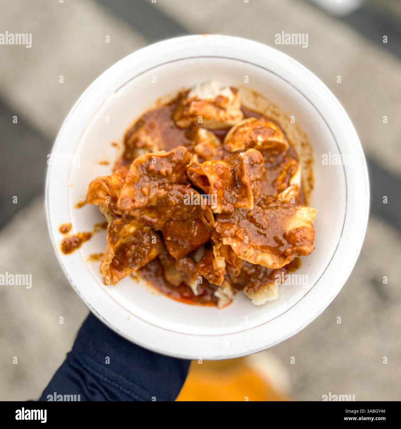 Batagor, a base di gnocchi di pesce o pollo, tofu servito con salsa di arachidi. Cibo indonesiano - Immagine stock catturata con smartphone