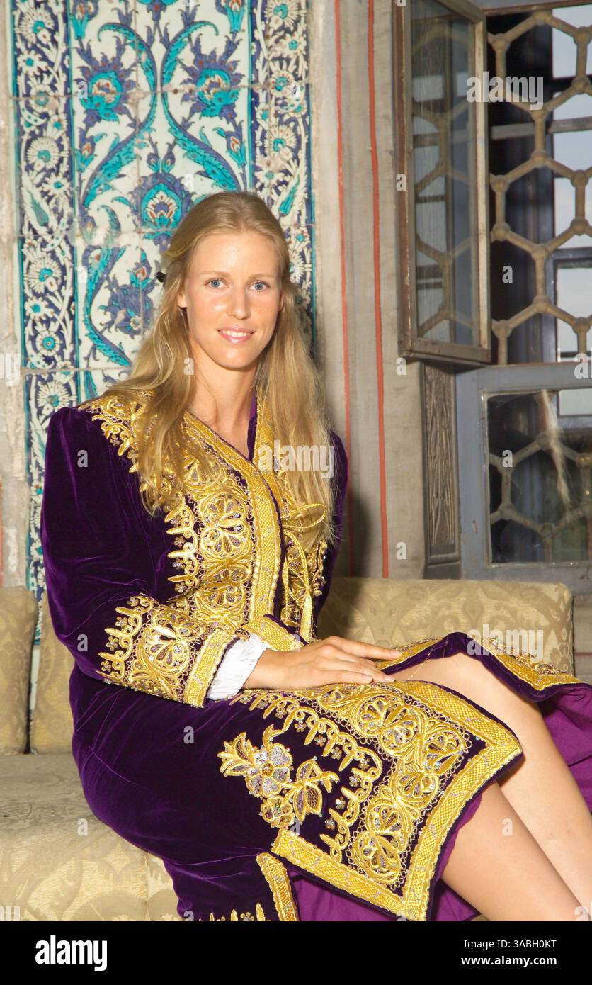 21 maggio 2007 - Istanbul, Turchia - la star russa del tennis ELENA DEMENTIEVA indossa abiti ottomani tradizionali nella sezione harem del palazzo topkapi dell'epoca ottomana a Istanbul; Turchia. (Immagine di credito: © Istanbul Cup Tennis Tournament/ZUMA Press) Foto Stock