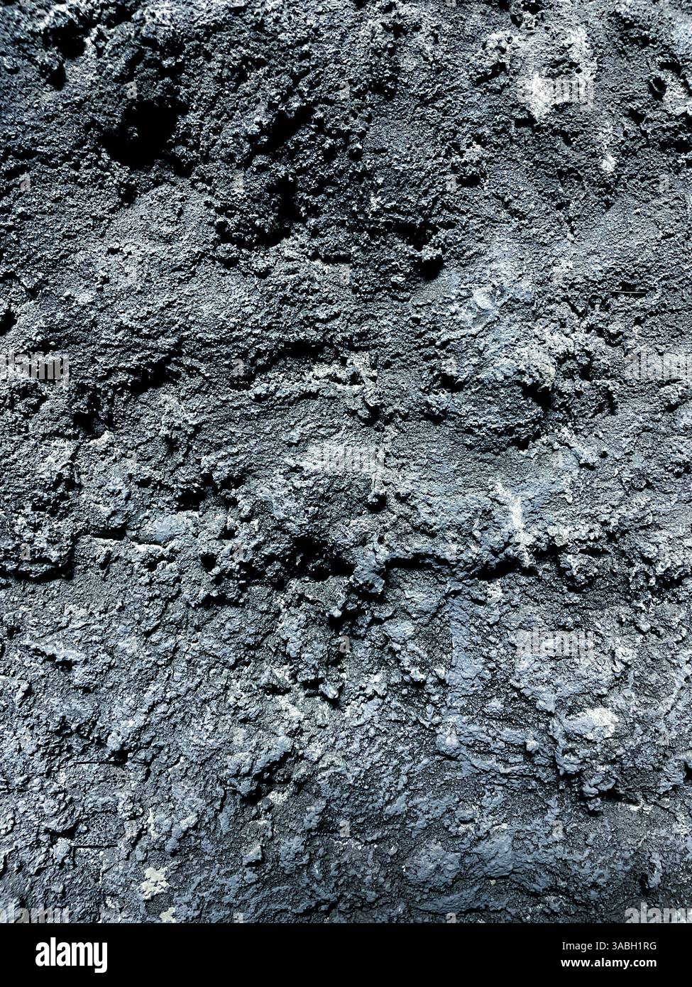 vista ravvicinata della vecchia parete grunge con sfondo ruvido in pietra - Immagine stock catturata con smartphone