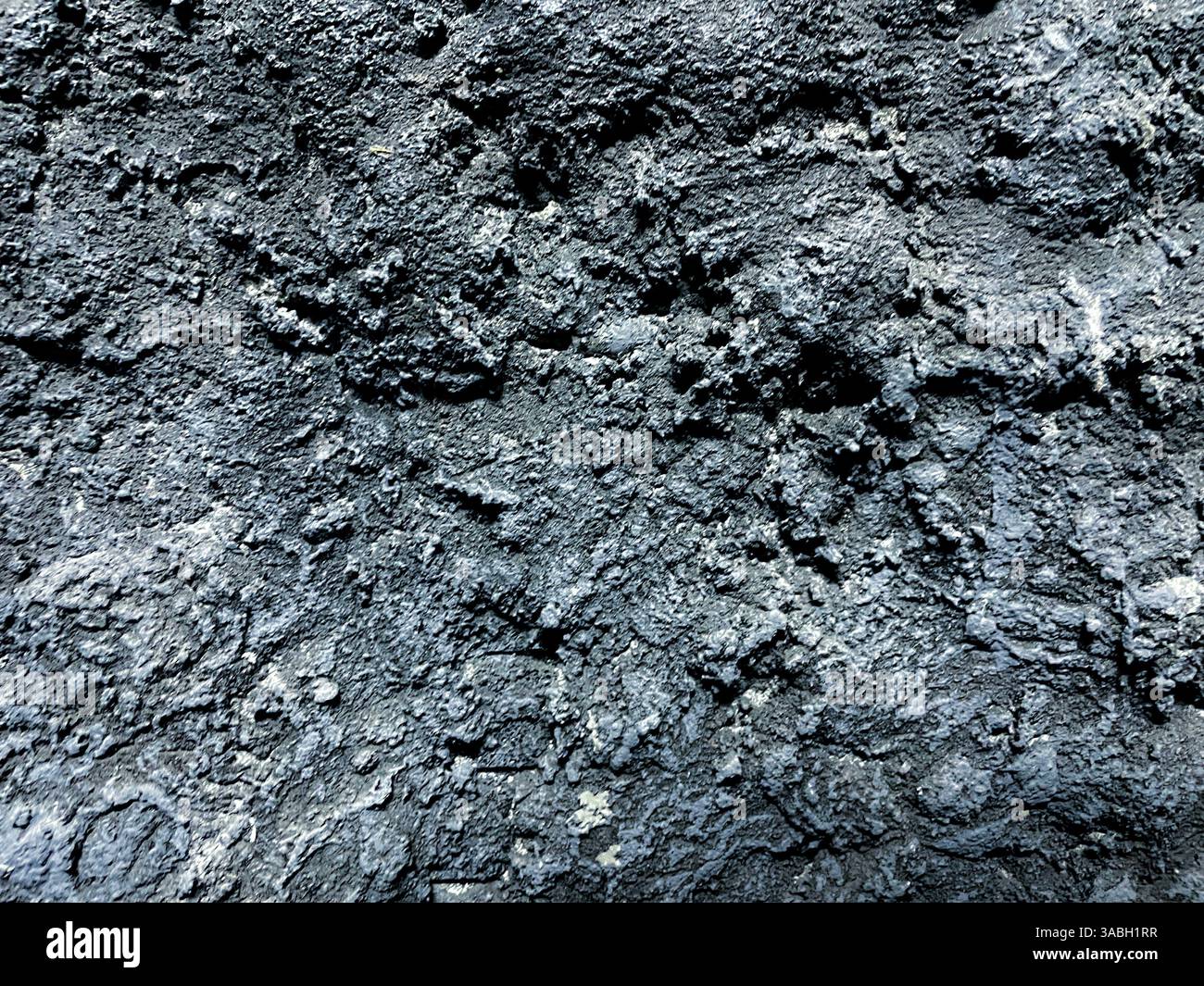 vista ravvicinata della vecchia parete grunge con sfondo ruvido in pietra - Immagine stock catturata con smartphone