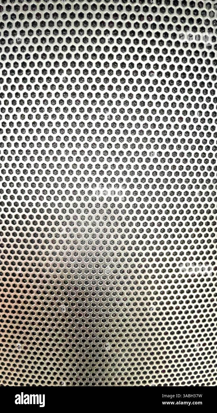 Metallo esagonale dello sfondo con la riflessione della luce sfondo ideale - Immagine stock catturata con smartphone