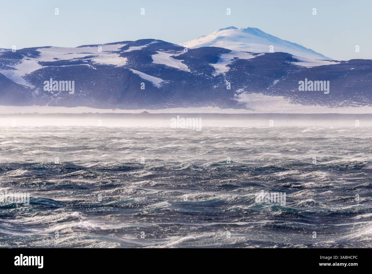 Mari mossi e forti sbalzi dovuti ai venti Katabatic vicino all'Isola inesprimibile, al Mare di Ross, Antartide Foto Stock