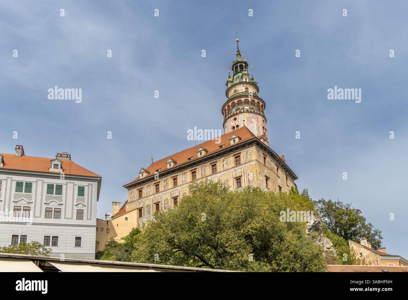 Cesky Krumlov, Repubblica Ceca. Torre del castello dal patio del Castello di Stato, il simbolo più famoso di Cesky Krumlov, Boemia meridionale Foto Stock