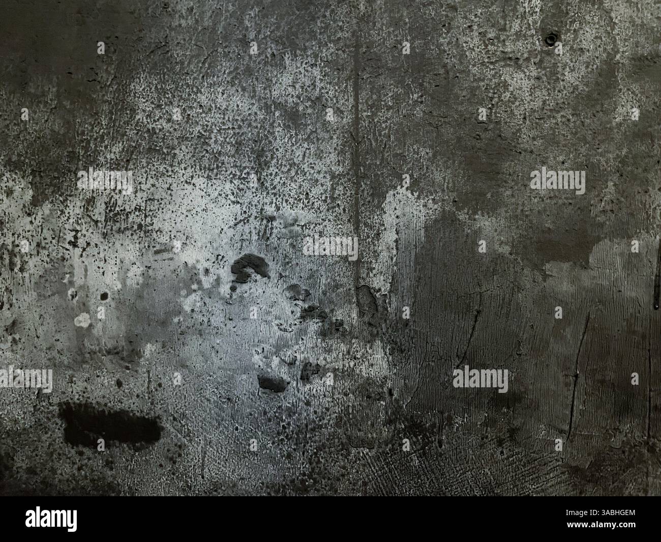 vecchia parete grigia scura con crepe per sfondo o texture - Immagine stock catturata con smartphone