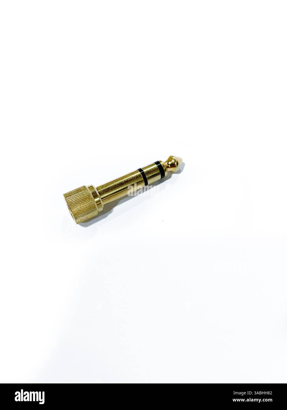 Adattatore jack da 3,5 mm a 6,3 mm isolato su sfondo bianco Foto Stock