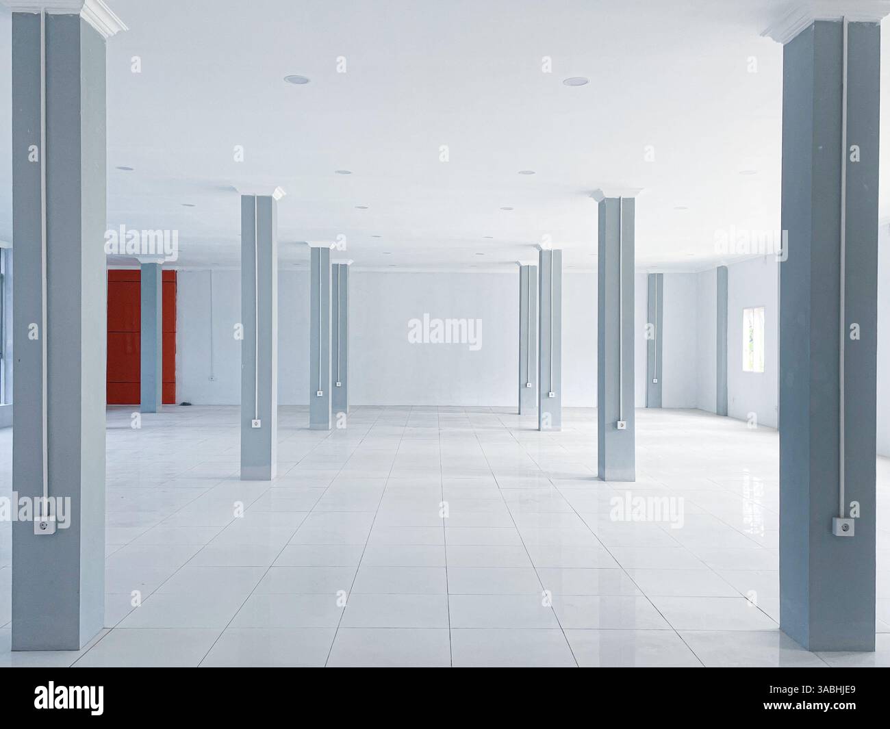Riflettori e spazio vuoto. Spazio ufficio vuoto in un edificio moderno. L'interno di un mercato moderno senza finitura. Concetto di architettura. Stanza bianca vuota h - Immagine stock catturata con smartphone