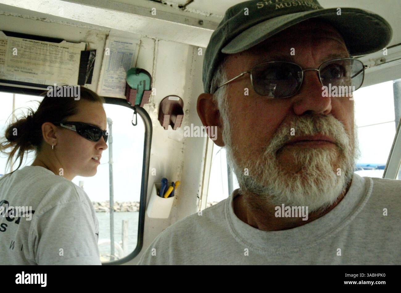 06 giugno 2007 - Milwaukee, WI, USA - da sinistra a destra: Il primo compagno AMANDA SCHENK, 21 anni, di Milwaukee e JERRY GUYER, 61 anni, di Milwaukee, co-proprietario di Pirates's Cove Diving Inc., utilizza il loro statuto Len-Der, dotato di sonar da 38 piedi, per aiutare i soccorritori. Gli sforzi di recupero sono ostacolati dal vento e dalle alte onde del lago Michigan come ricerca del volo di sopravvivenza dell'Università del Michigan, a Milwaukee, mercoledì 6 giugno 2007. (Immagine di credito: © Kathleen Galligan/Detroit Free Press/ZUMA Press) RESTRIZIONI: Tabloid vendite effettuate Foto Stock