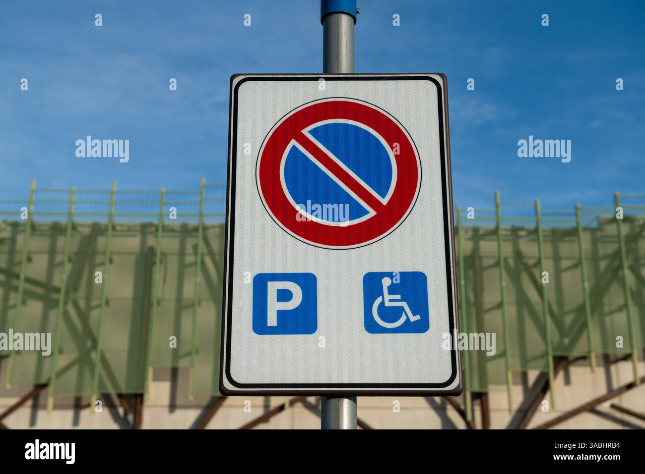 simbolo parcheggio disabili, parcheggio disabili, simbolo stampato su asfalto, parcheggio riservato alle auto disabili e loro accompagnatori, segnaletica stradale per autostrada Foto Stock
