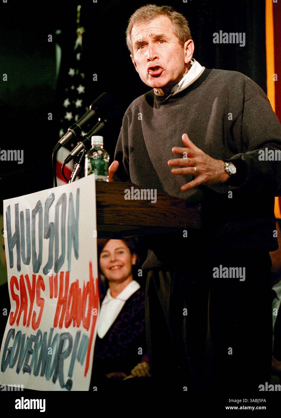 30 gennaio 2000 - Hudson, NH, Stati Uniti d'America - GEORGE W. BUSH si schianta per i voti durante una manifestazione alla Alvirne High School di Hudson, N.H., 30 gennaio 2000. (Immagine di credito: © Bob Hammerstrom/Nashua Telegraph/ZUMA Press) RESTRIZIONI: USA Tabloid DIRITTI FUORI! Foto Stock