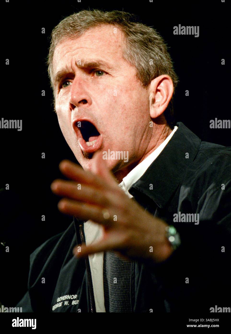 30 gennaio 2000 - Hudson, NH, Stati Uniti d'America - GEORGE W. BUSH si schianta per i voti durante una manifestazione alla Alvirne High School di Hudson, N.H., 30 gennaio 2000. (Immagine di credito: © Bob Hammerstrom/Nashua Telegraph/ZUMA Press) RESTRIZIONI: USA Tabloid DIRITTI FUORI! Foto Stock