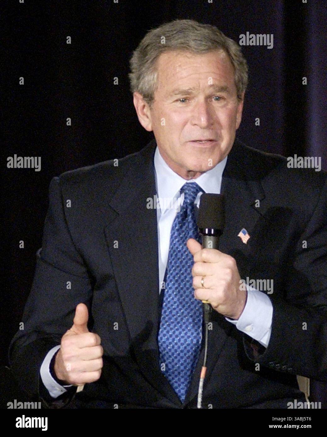 29 gennaio 2004, Merrimack, New Hampshire, Stati Uniti: Il presidente degli Stati Uniti GEORGE W. BUSH con un microfono in mano e con il pollice in mano, parla ai dipendenti di Fidelity Investments a Merrimack, durante una campagna elettorale nel New Hampshire. (Immagine di credito: © Bob Hammerstrom/Nashua Telegraph tramite filo ZUMA) Foto Stock