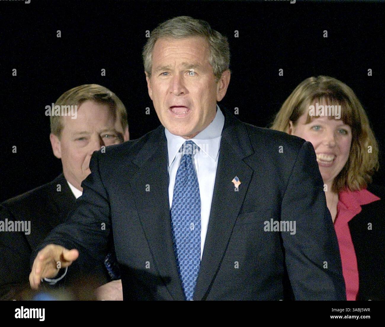 29 gennaio 2004 - Merrimack, New Hampshire, USA - il presidente GEORGE BUSH saluta i dipendenti di Fidelity Investments durante una campagna elettorale il 29 gennaio 2004 a Merrimack, New Hampshire. Dietro di lui ci sono Joe Landers e Amy Meaney. (Immagine di credito: © Bob Hammerstrom/Nashua Telegraph/ZUMA Press) RESTRIZIONI: USA Tabloid DIRITTI FUORI! Foto Stock