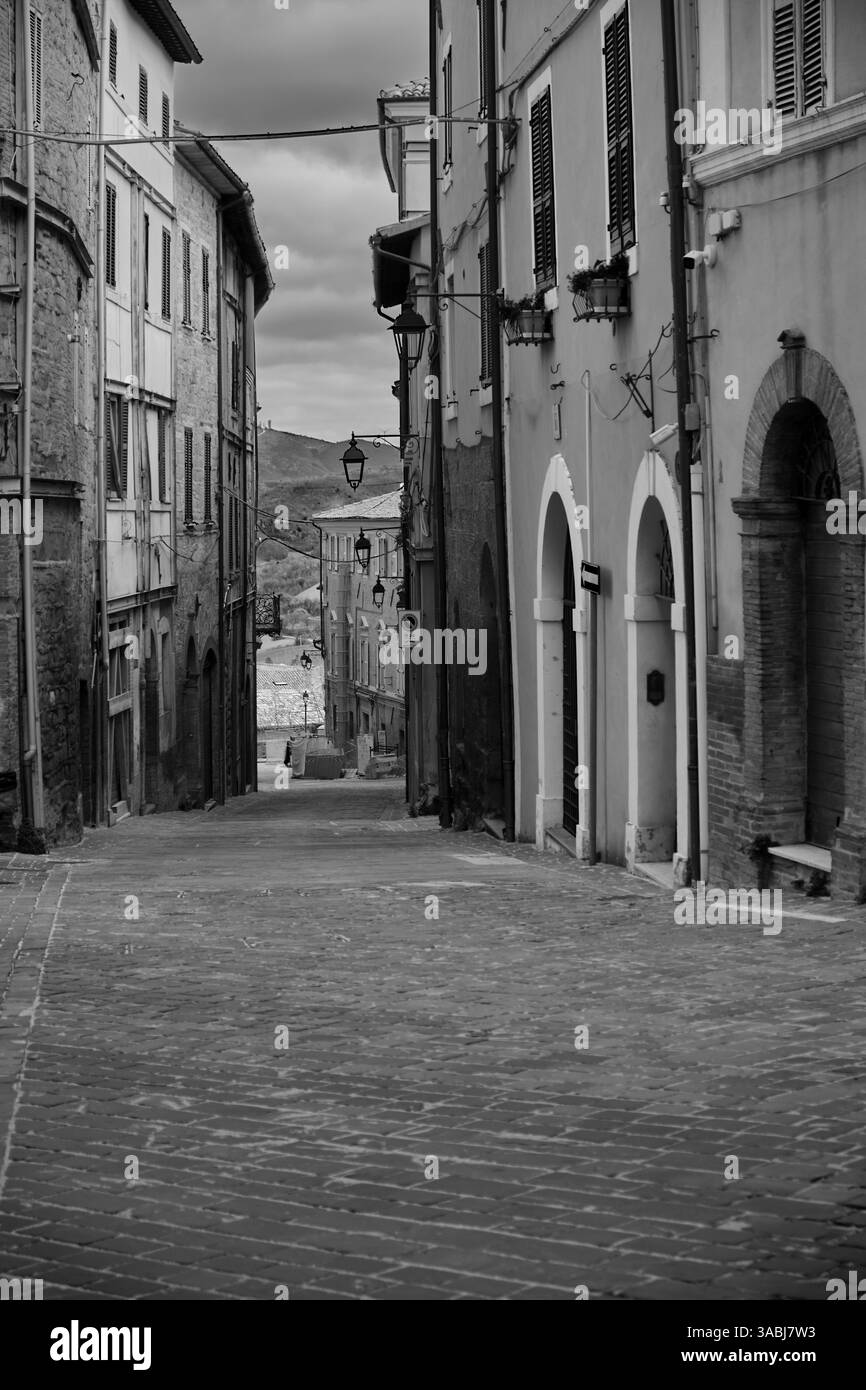 Un villaggio italiano abbandonato in una fredda notte invernale, dove il tempo sembra essersi fermato sotto il fiato bagliore degli antichi lampioni Foto Stock