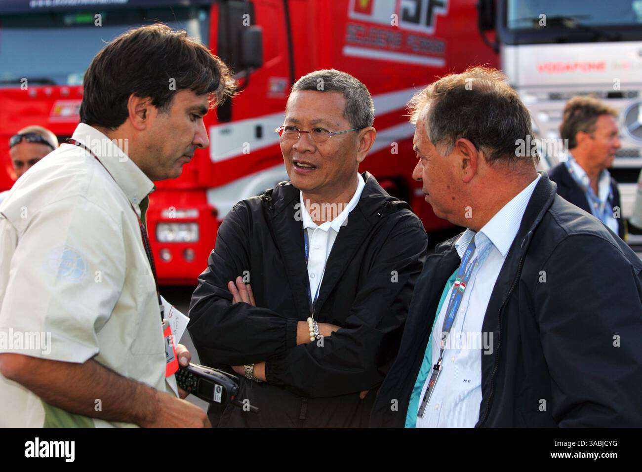 Da L a R): Pasquale Lattuneddu (fra) dei colloqui FOM con Colin Syn (SIN) Vice Presidente Singapore GP PTE Ltd...Formula 1 World Championship, Rd 13, Gran Premio d'Italia, preparativi, Monza, Italia, giovedì 6 settembre 2007. (Immagine di credito: ©Sutton Motorsports/ZUMA Press) RESTRIZIONI: UK Rights OUT! Foto Stock