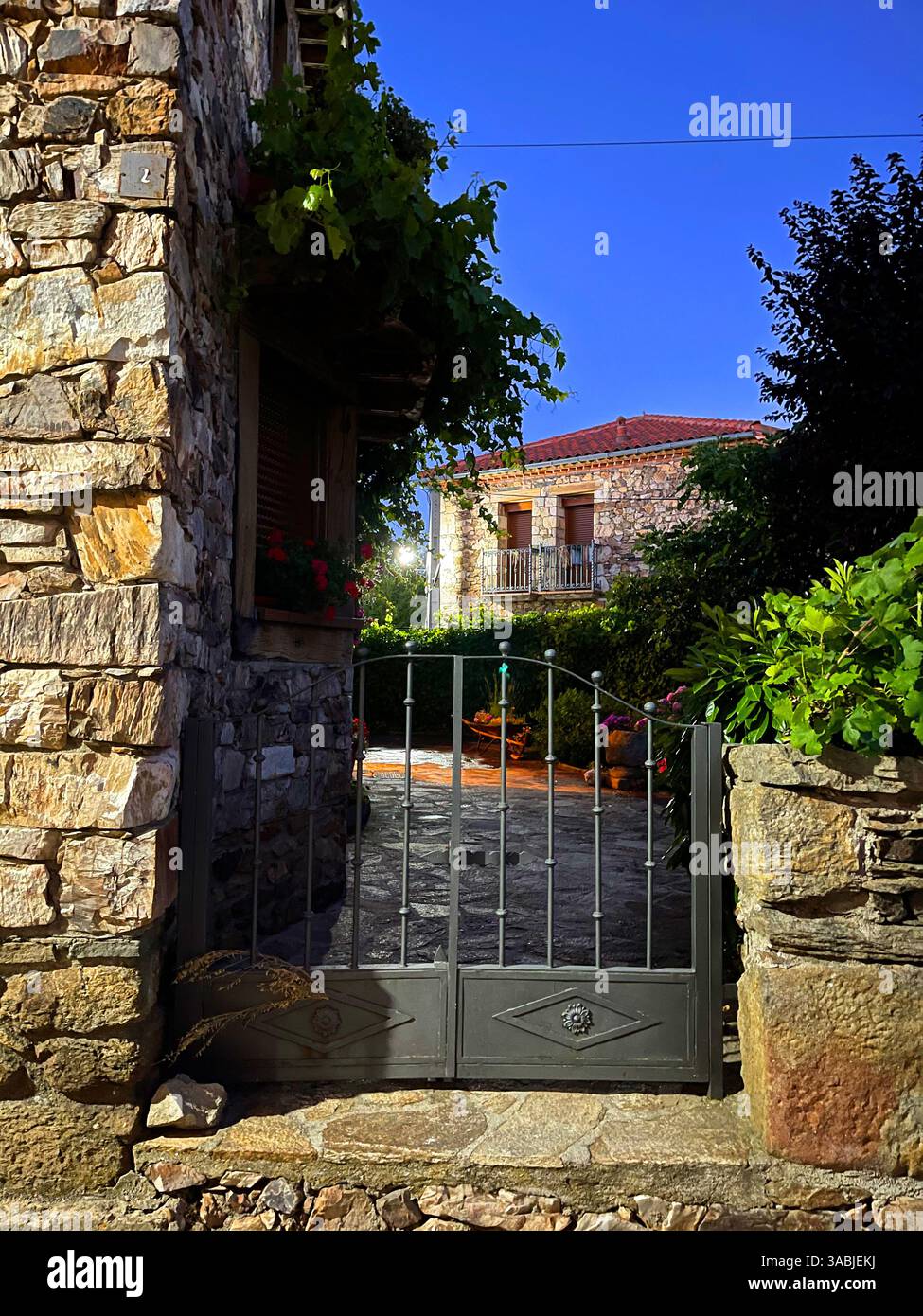 Ingresso casa, vista notturna. Braojos de la Sierra, provincia di Madrid, Spagna. - Immagine stock catturata con smartphone