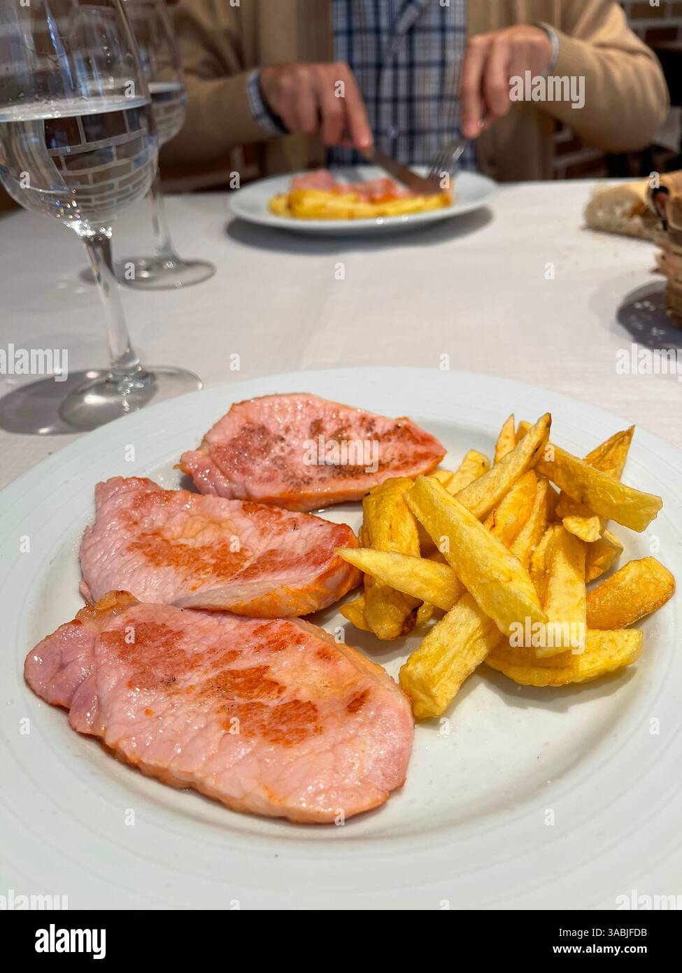 Lombo di maiale sott'aceto con patatine. Spagna. Foto Stock