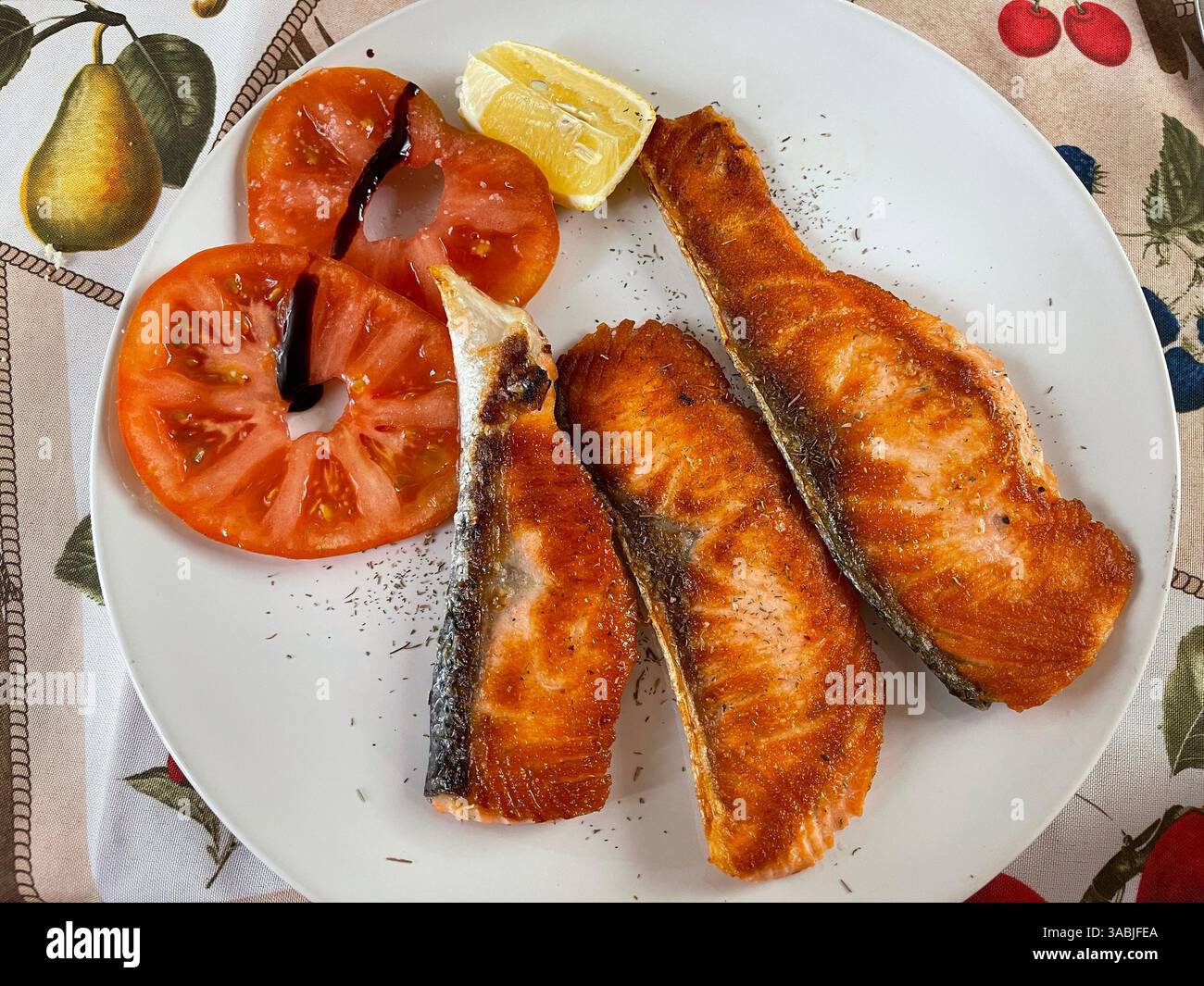 Salmone alla griglia con insalata di pomodoro. Spagna. Foto Stock