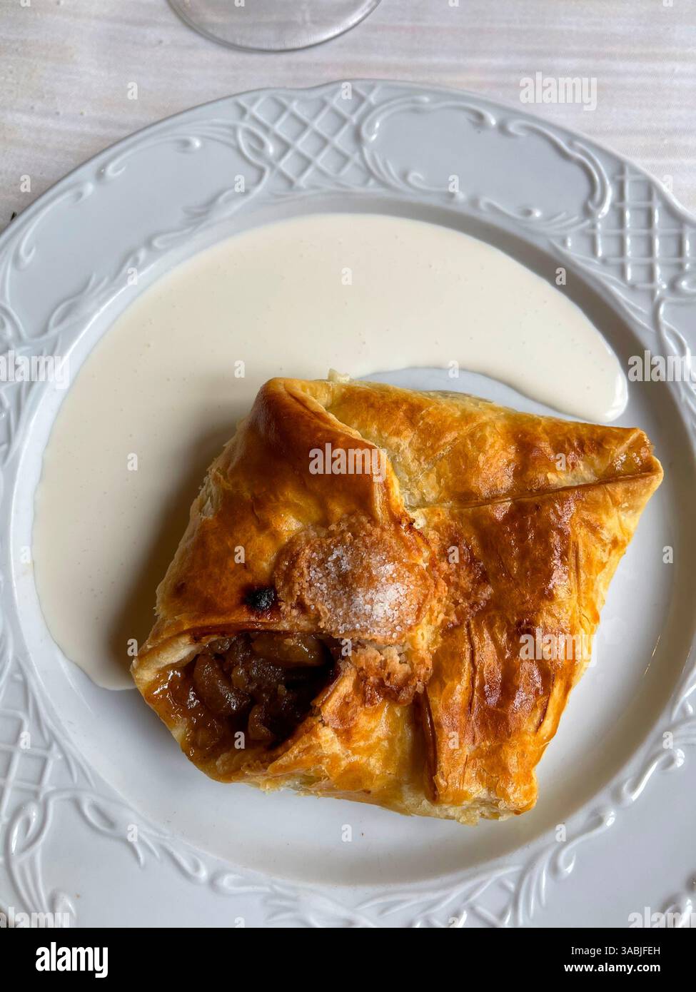 Strudel di mele con panna. Foto Stock
