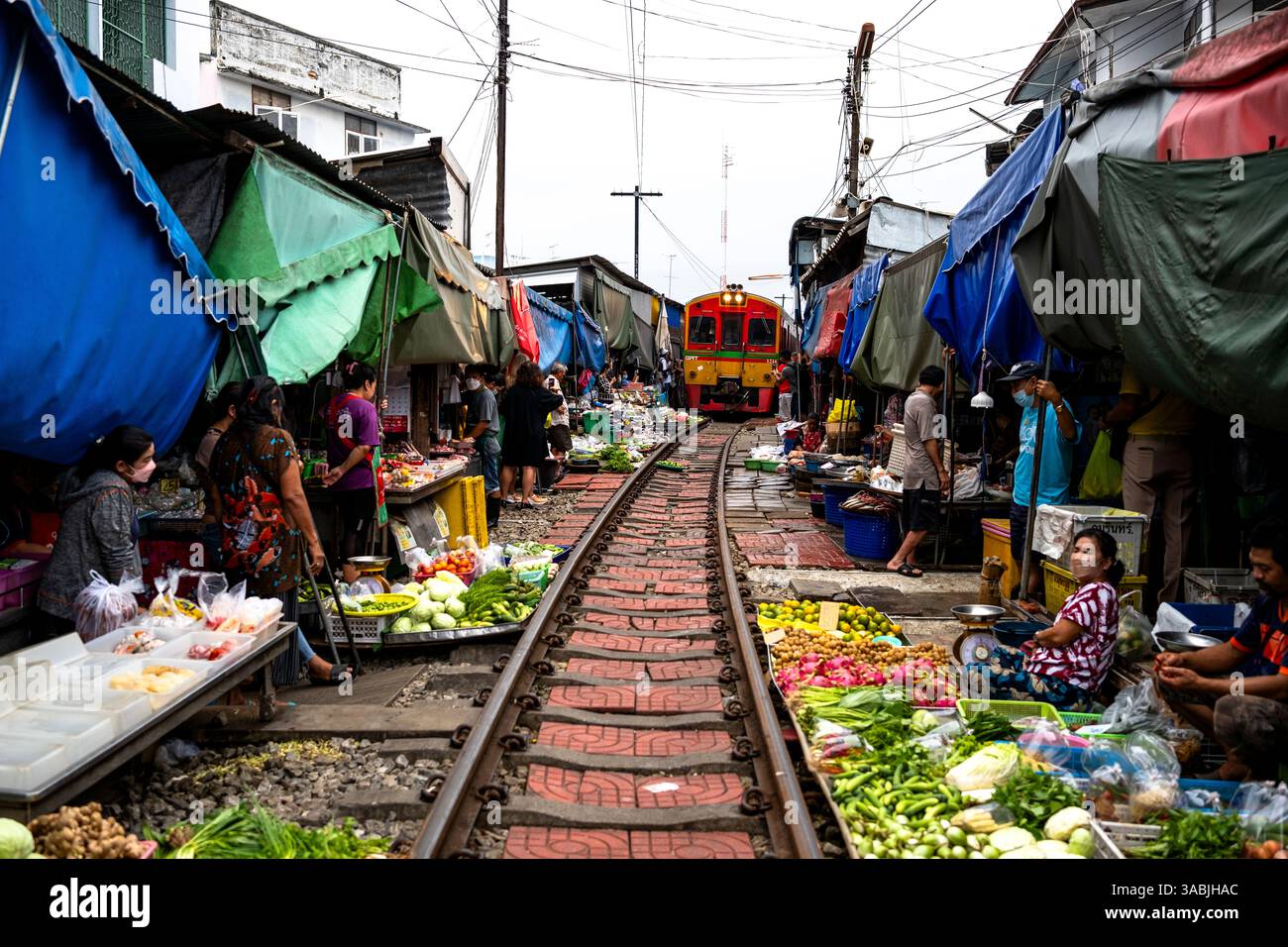 Samut Songkhram, THAILANDIA , OTTOBRE 2021 treno che passa per il mercato ferroviario di Maeklong, Thailandia crediti: Daniel Rodrigues Foto Stock