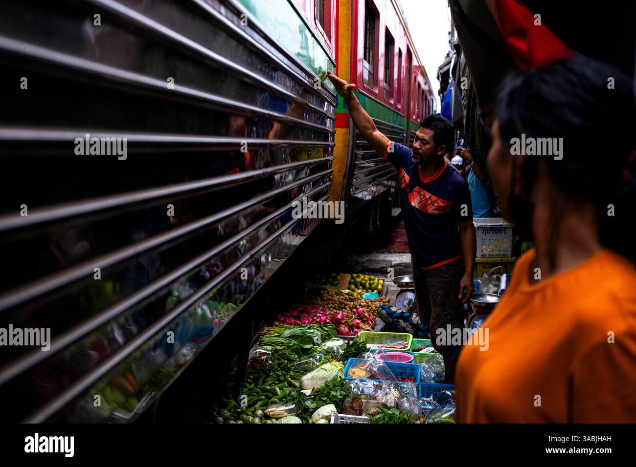 Samut Songkhram, THAILANDIA , OTTOBRE 2021 treno che passa per il mercato ferroviario di Maeklong, Thailandia crediti: Daniel Rodrigues Foto Stock