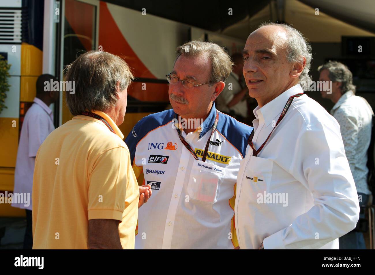 Jean-Francois Caubet (fra) Renault Head of Communications e Alain Dassas (fra) Renault CEO parla con Jacques Laffitte (fra) ..Formula 1 World Championship, Rd 13, Italian Grand Prix, Race, Monza, Italia, domenica 9 settembre 2007. (Immagine di credito: ©Sutton Motorsports/ZUMA Press) RESTRIZIONI: UK Rights OUT! Foto Stock