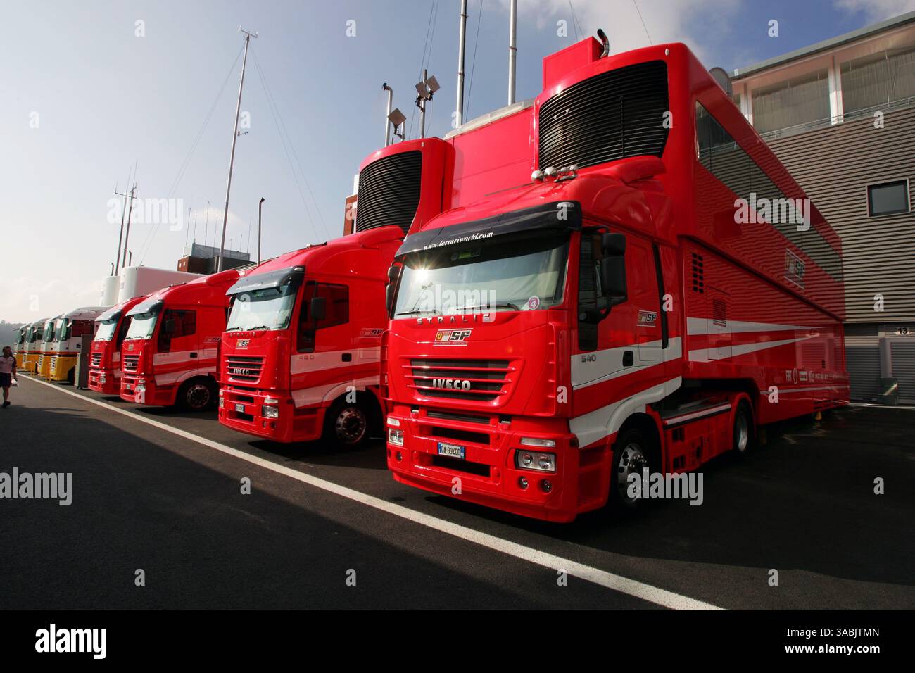 Camion Ferrari nel paddock...Campionato del mondo di Formula 1, Rd 14, Gran Premio del Belgio, preparativi, Spa-Francorchamps, Belgio, giovedì 13 settembre 2007. (Immagine di credito: ©Sutton Motorsports/ZUMA Press) RESTRIZIONI: UK Rights OUT! Foto Stock