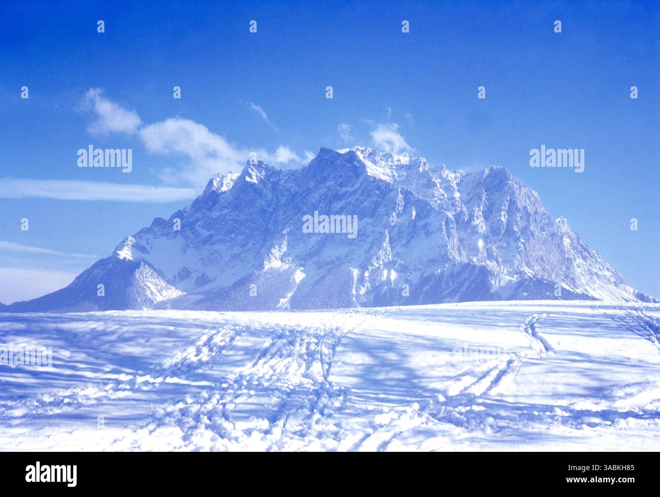 Paesaggio invernale ghiacciato con Zugspitze, il monte più alto della Germania, visto da Lermoos Austria, 1962 Foto Stock
