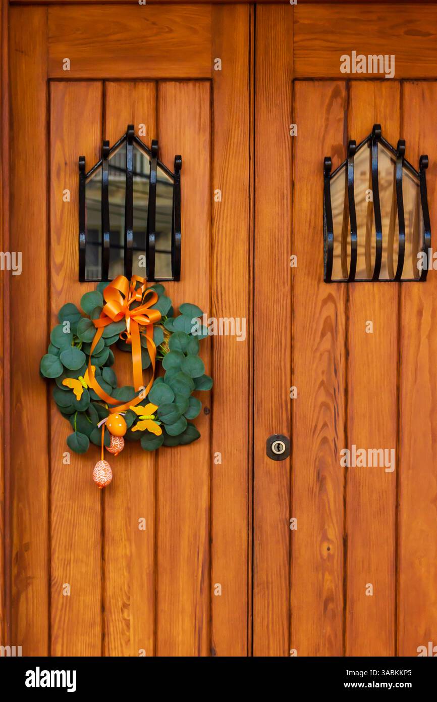 Ghirlanda decorativa su porta in legno con motivi e decorazioni autunnali Foto Stock