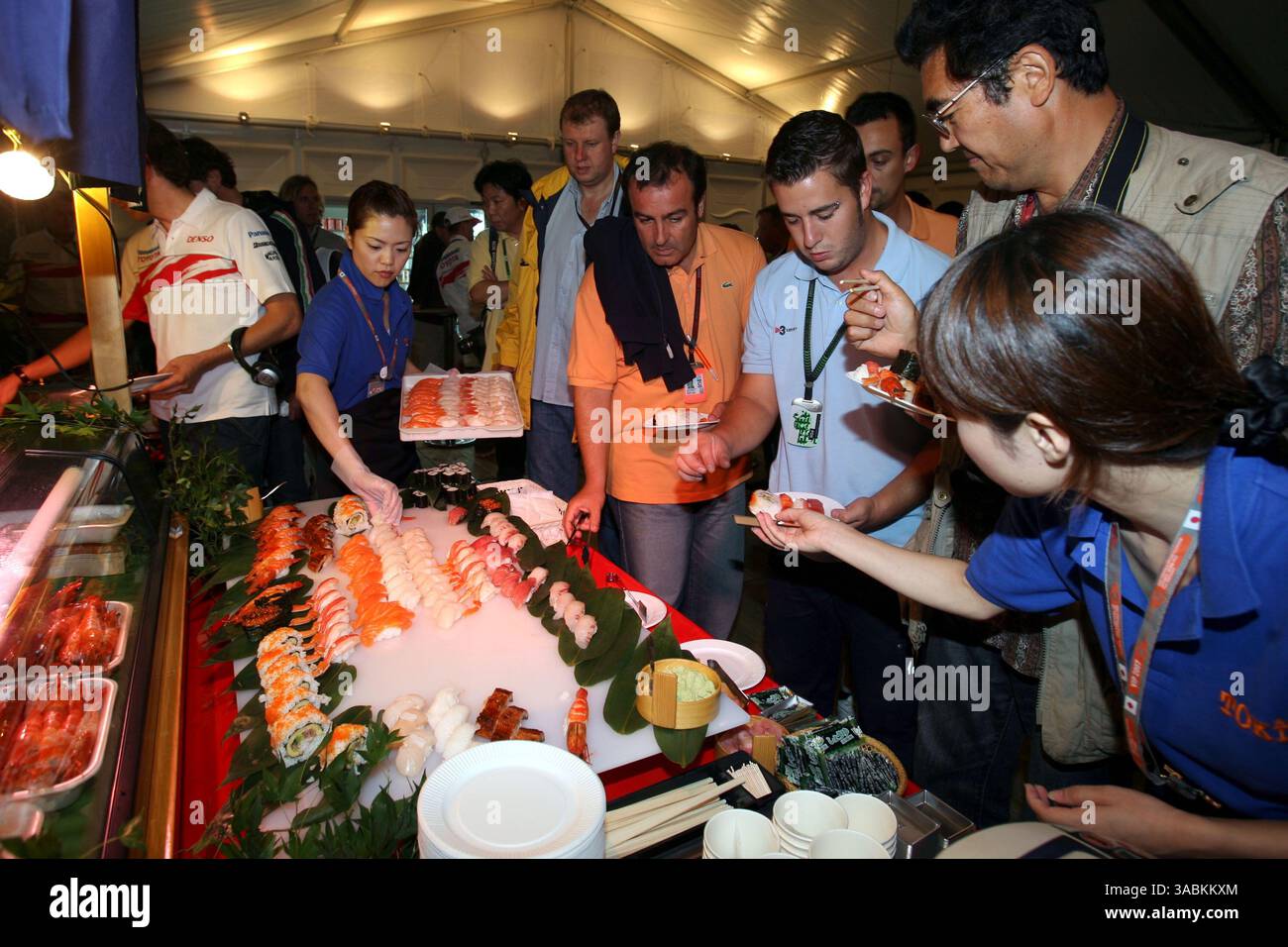 Toyota Sushi buffet...Campionato del mondo di Formula uno, 15° posto, Gran Premio del Giappone, giornata di pratica, circuito Fuji, Fuji, Giappone, venerdì 28 settembre 2007. (Immagine di credito: ©Sutton Motorsports/ZUMA Press) RESTRIZIONI: UK Rights OUT! Foto Stock