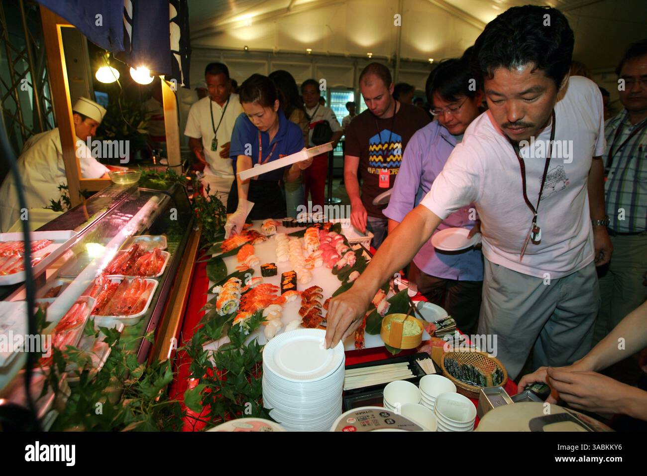 Toyota Sushi buffet...Campionato del mondo di Formula uno, 15° posto, Gran Premio del Giappone, giornata di pratica, circuito Fuji, Fuji, Giappone, venerdì 28 settembre 2007. (Immagine di credito: ©Sutton Motorsports/ZUMA Press) RESTRIZIONI: UK Rights OUT! Foto Stock