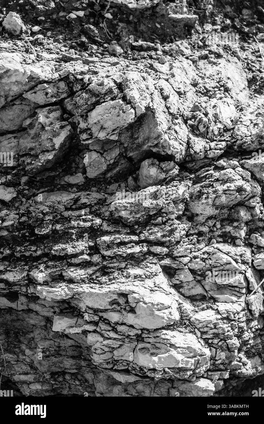Immagine monocromatica di texture rocciosa frastagliata e motivi naturali di erosione Foto Stock