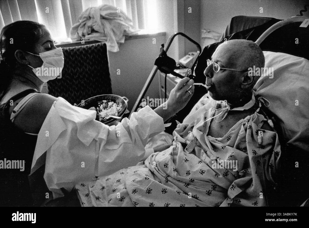 Cosa fai quando apprendi che tua moglie di oltre 30 anni è stata condannata a morte, chiamata leucemia? Se sei il fotoreporter David Healey, ritira le fotocamere e continua a documentare. Avendo documentato la sua famiglia fin dall'inizio, questa sembra essere la cosa naturale da fare. All'età di 60 anni, Pam Healey avrebbe dovuto passare alla fase successiva della sua vita, diventando nonna. Invece ha avuto quell'esperienza solo per un breve, breve periodo. David Healey ha immortalato nel film B&W un'incredibile storia di forza e amore. NELLA FOTO, 4 ottobre 2007 - Los Angeles, CA, Stati Uniti - Foto Stock