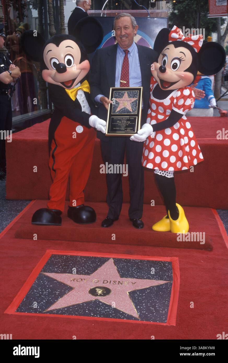 24 luglio 1998 - Los Angeles, CA, USA - ROY E. DISNEY al Roy O. DISNEY Star sulla Hollywood Walk of Fame con Topolino e Minnie. (Immagine di credito: © Kathy Hutchins/ZUMA Press) Foto Stock