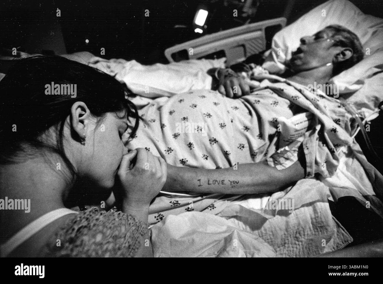 Cosa fai quando apprendi che tua moglie di oltre 30 anni è stata condannata a morte, chiamata leucemia? Se sei il fotoreporter David Healey, ritira le fotocamere e continua a documentare. Avendo documentato la sua famiglia fin dall'inizio, questa sembra essere la cosa naturale da fare. All'età di 60 anni, Pam Healey avrebbe dovuto passare alla fase successiva della sua vita, diventando nonna. Invece ha avuto quell'esperienza solo per un breve, breve periodo. David Healey ha immortalato nel film B&W un'incredibile storia di forza e amore. NELLA FOTO, 4 ottobre 2007 - Los Angeles, CA, Stati Uniti - Foto Stock