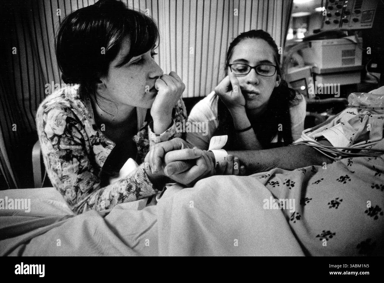 Cosa fai quando apprendi che tua moglie di oltre 30 anni è stata condannata a morte, chiamata leucemia? Se sei il fotoreporter David Healey, ritira le fotocamere e continua a documentare. Avendo documentato la sua famiglia fin dall'inizio, questa sembra essere la cosa naturale da fare. All'età di 60 anni, Pam Healey avrebbe dovuto passare alla fase successiva della sua vita, diventando nonna. Invece ha avuto quell'esperienza solo per un breve, breve periodo. David Healey ha immortalato nel film B&W un'incredibile storia di forza e amore. NELLA FOTO, 4 ottobre 2007 - Los Angeles, CA, Stati Uniti - Foto Stock