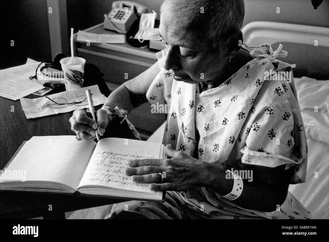 Cosa fai quando apprendi che tua moglie di oltre 30 anni è stata condannata a morte, chiamata leucemia? Se sei il fotoreporter David Healey, ritira le fotocamere e continua a documentare. Avendo documentato la sua famiglia fin dall'inizio, questa sembra essere la cosa naturale da fare. All'età di 60 anni, Pam Healey avrebbe dovuto passare alla fase successiva della sua vita, diventando nonna. Invece ha avuto quell'esperienza solo per un breve, breve periodo. David Healey ha immortalato nel film B&W un'incredibile storia di forza e amore. NELLA FOTO, 4 ottobre 2007 - Los Angeles, CA, Stati Uniti - Foto Stock