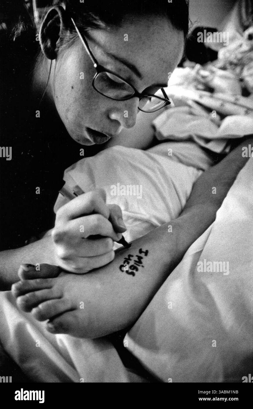 Cosa fai quando apprendi che tua moglie di oltre 30 anni è stata condannata a morte, chiamata leucemia? Se sei il fotoreporter David Healey, ritira le fotocamere e continua a documentare. Avendo documentato la sua famiglia fin dall'inizio, questa sembra essere la cosa naturale da fare. All'età di 60 anni, Pam Healey avrebbe dovuto passare alla fase successiva della sua vita, diventando nonna. Invece ha avuto quell'esperienza solo per un breve, breve periodo. David Healey ha immortalato nel film B&W un'incredibile storia di forza e amore. NELLA FOTO, 4 ottobre 2007 - Los Angeles, CA, Stati Uniti - Foto Stock