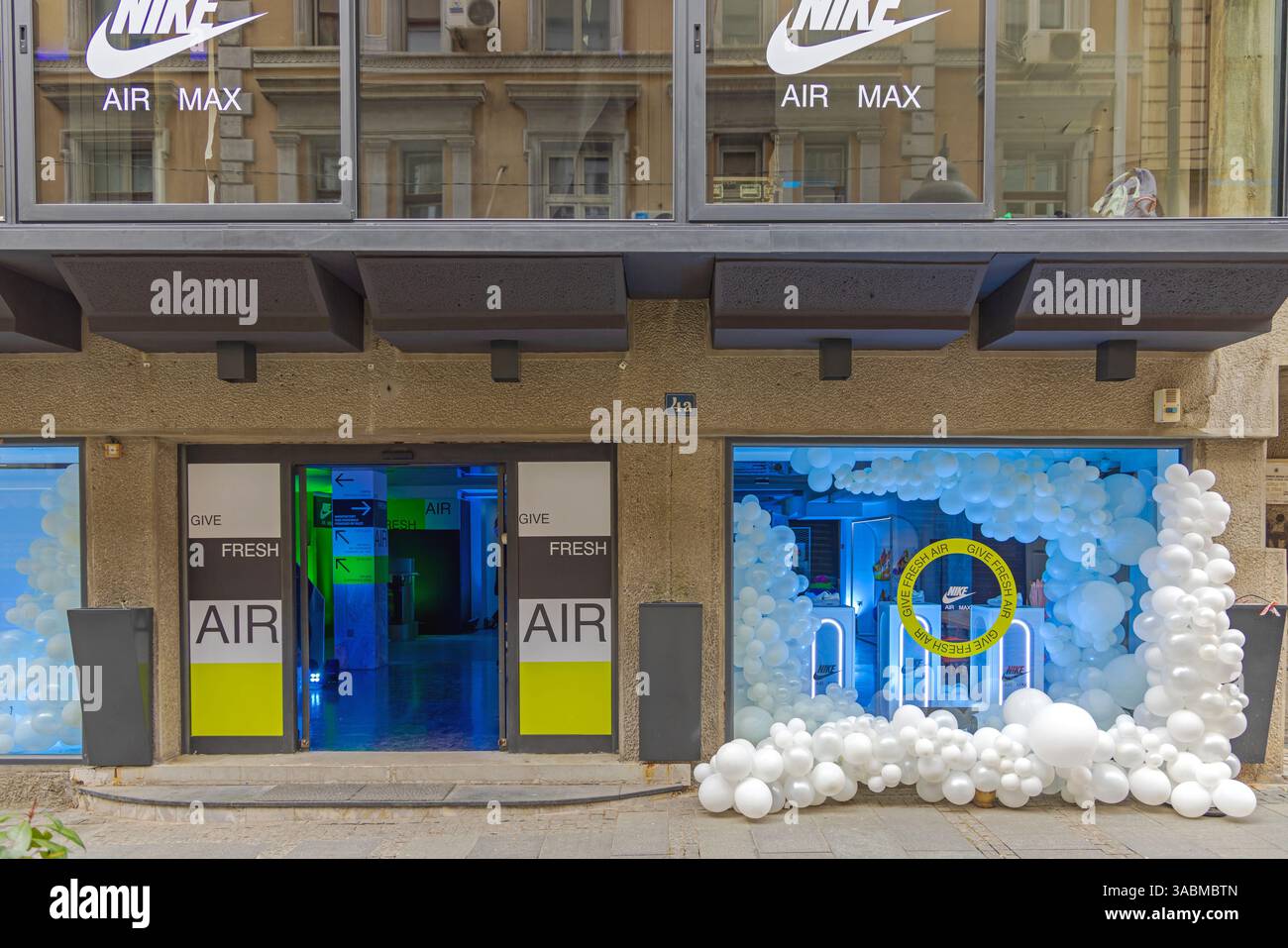 Belgrado, Serbia - 17 aprile 2022: Promozione Nike Air Max regala palloncini nuvola bianca freschissimi decorazioni da festa presso il negozio di calzature. Foto Stock