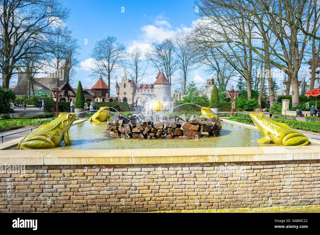 The Frog Prince o Iron Henry Fairytale nella foresta delle fiabe nel parco divertimenti Efteling, Paesi Bassi. Foto Stock